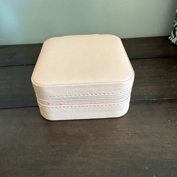 Vlando Travel Jewelry Case – Blush Pink Vegan Leather - Picture 4 of 5